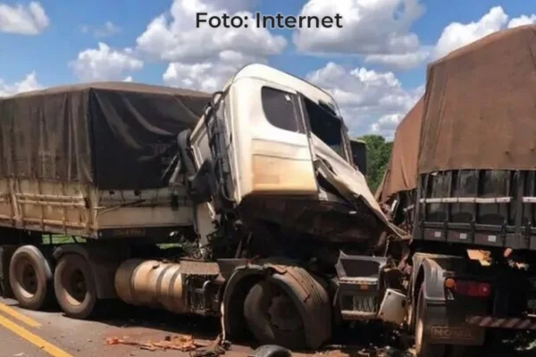 acidente entre 03 carretas em Mato Grosso do Sul