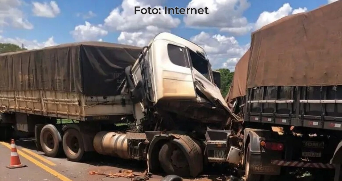 acidente entre 03 carretas em Mato Grosso do Sul