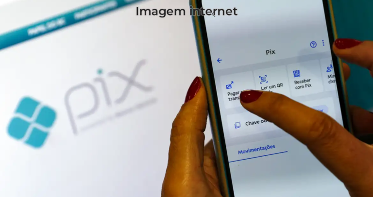 imagem de uma mulher realizando PIX