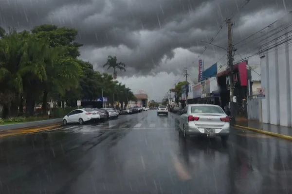 dia chuvoso no centro de Paranaíba-MS