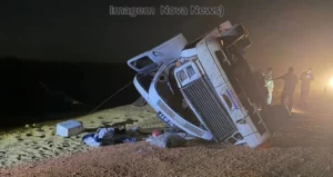 carreta tombada em Bataiporã Mato Grosso do Sul