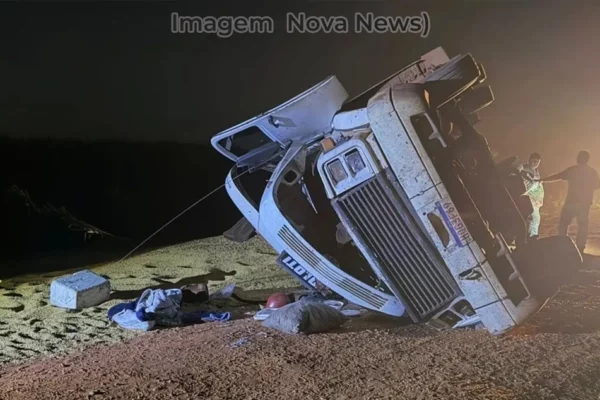 carreta tombada em Bataiporã Mato Grosso do Sul