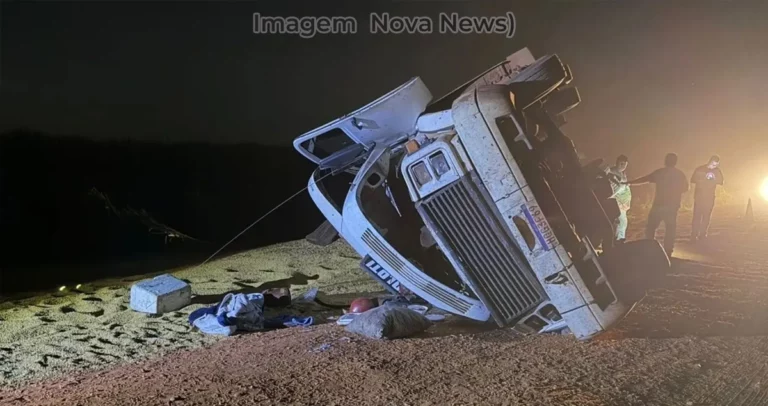 carreta tombada em Bataiporã Mato Grosso do Sul