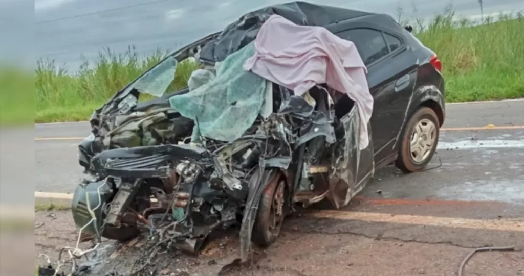 acidente entre carro e caminhão