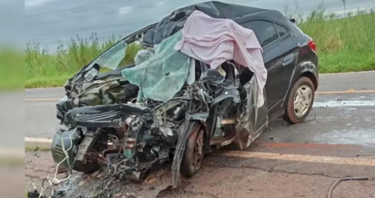 acidente entre carro e caminhão