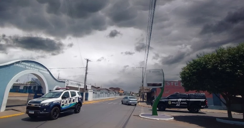 viaturas em frente ao parque de exposições de Paranaíba