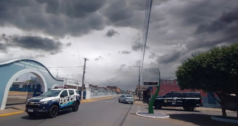 viaturas em frente ao parque de exposições de Paranaíba
