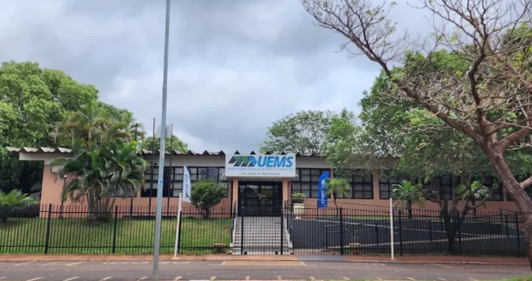 foto da frente da UEMS em Paranaíba-MS