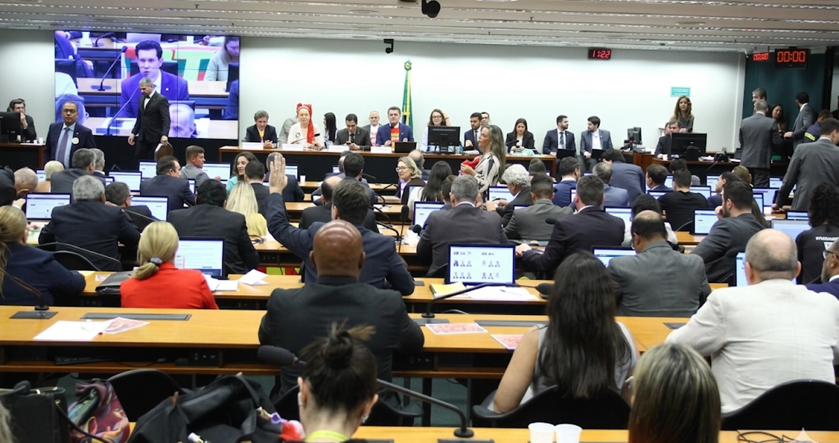 Comissão da Câmara aprova redução da jornada e fim da escala 6×1