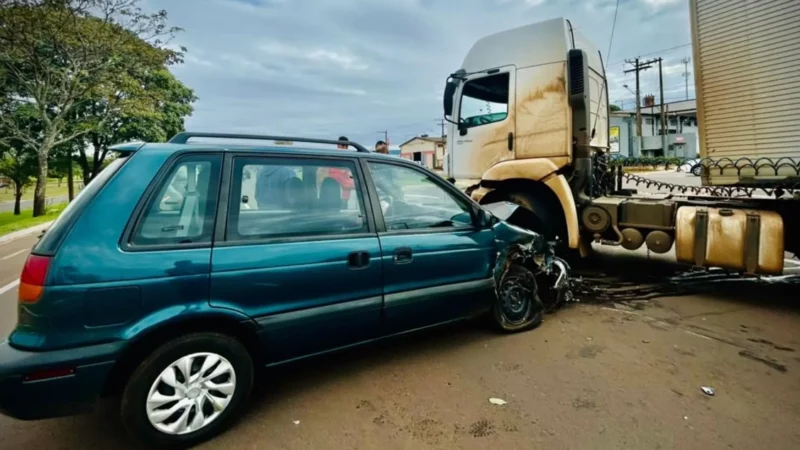 Conversão proibida causa acidente entre carro e caminhão