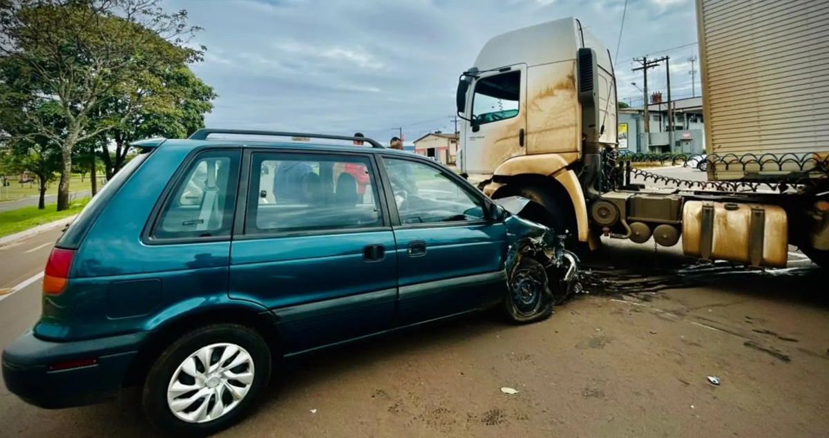 Conversão proibida causa acidente entre carro e caminhão