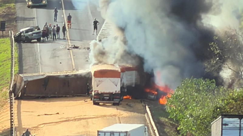 Vídeo – Acidente entre carretas fecha BR-158 entre Paranaíba e Cassilândia; veículos pegam fogo