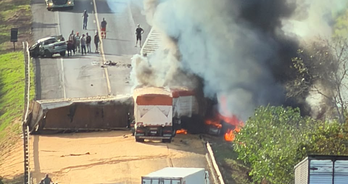 Vídeo – Acidente entre carretas fecha BR-158 entre Paranaíba e Cassilândia; veículos pegam fogo