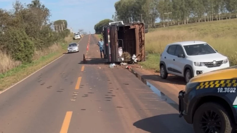 Caminhão de coleta de lixo tomba na MS-497 em Paranaíba e deixa três feridos