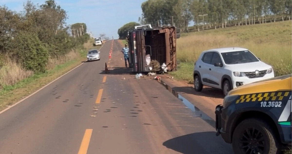 Caminhão de coleta de lixo tomba na MS-497 em Paranaíba e deixa três feridos