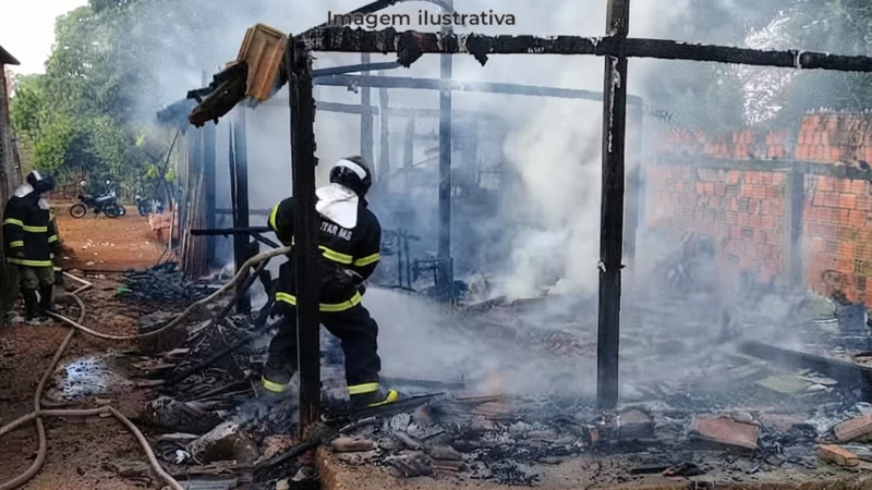 Incêndio destrói casa de madeira durante a madrugada em Paranaíba