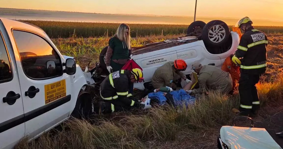 Motorista da Saúde de Paranaíba fica ferido após capotamento de carro em Campo Grande