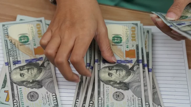 Dólar em alta e Bolsa fecha em queda às vésperas da decisão do Copom