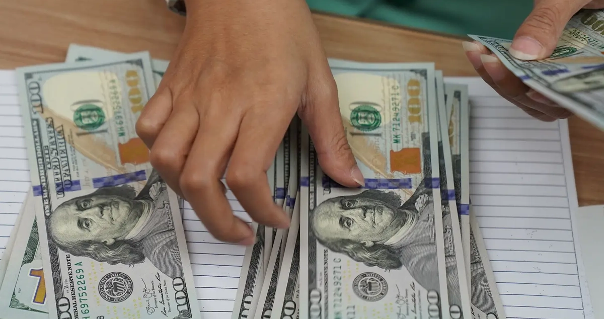 Dólar em alta e Bolsa fecha em queda às vésperas da decisão do Copom