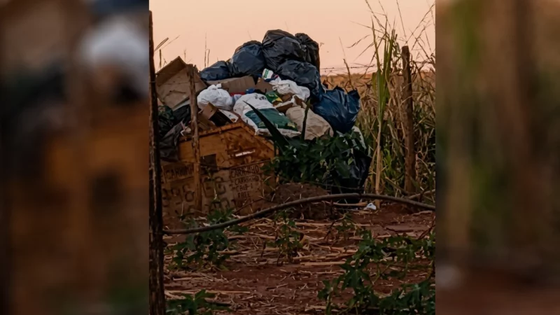 Moradora reclama de falta de coleta de lixo na Vila Santa Izabel em Paranaíba