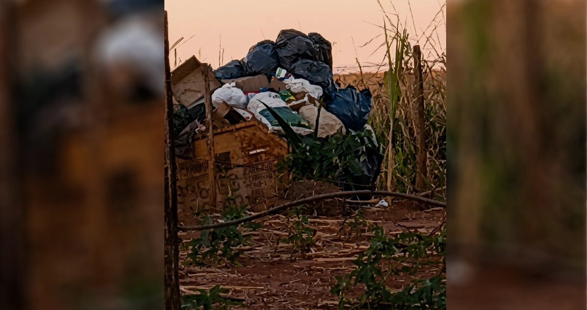 Moradora reclama de falta de coleta de lixo na Vila Santa Izabel em Paranaíba