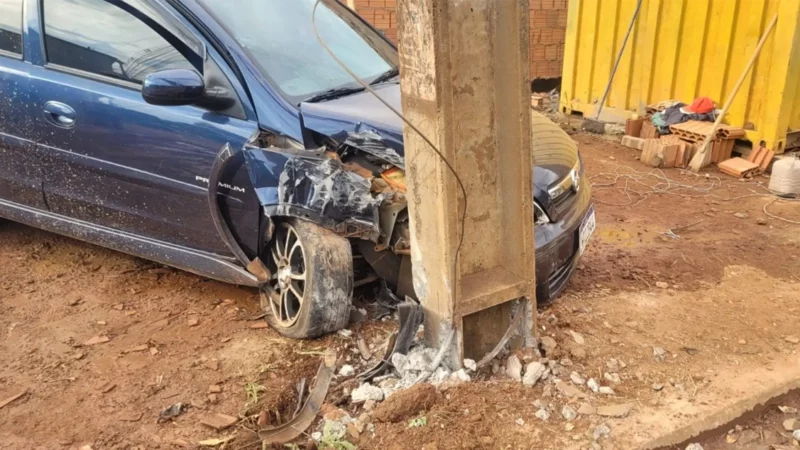 Motorista colide corsa em poste, invade obra e abandona veículo