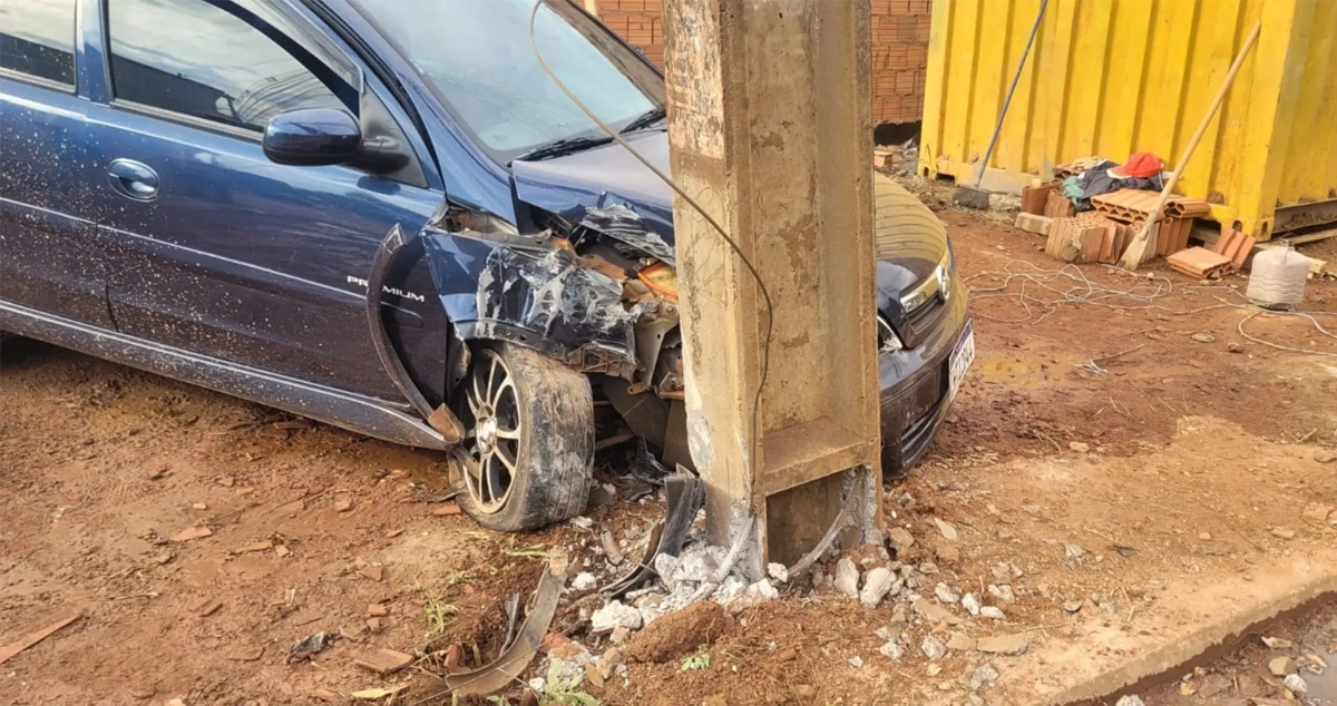 Motorista colide corsa em poste, invade obra e abandona veículo