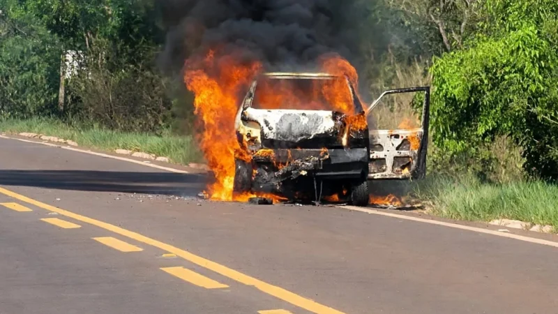 Fiat Uno pega fogo às margens da MS-240 entre Paranaíba e Inocência