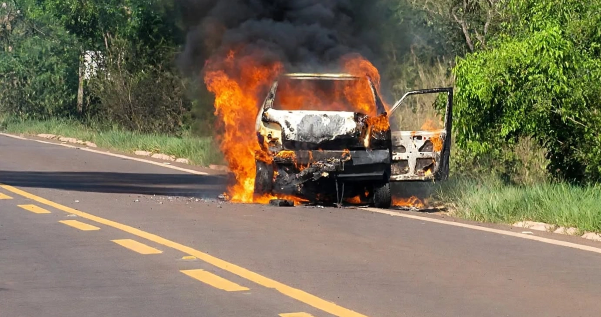 Fiat Uno pega fogo às margens da MS-240 entre Paranaíba e Inocência