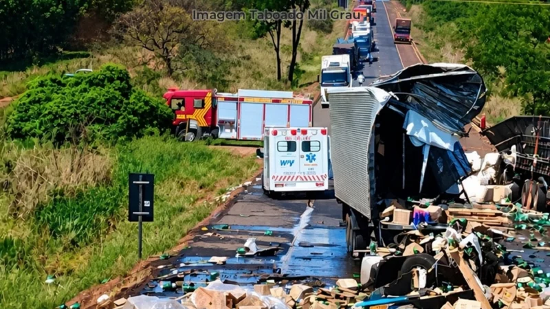 Grave acidente entre carretas deixa duas pessoas mortas na BR-158 entre Paranaíba e Aparecida do Taboado
