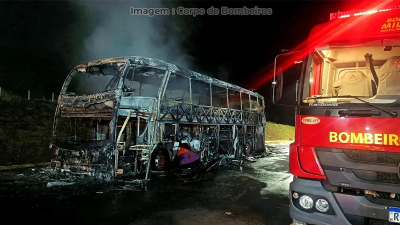Incêndio em ônibus na BR-158, em Paranaíba, deixa veículo destruído