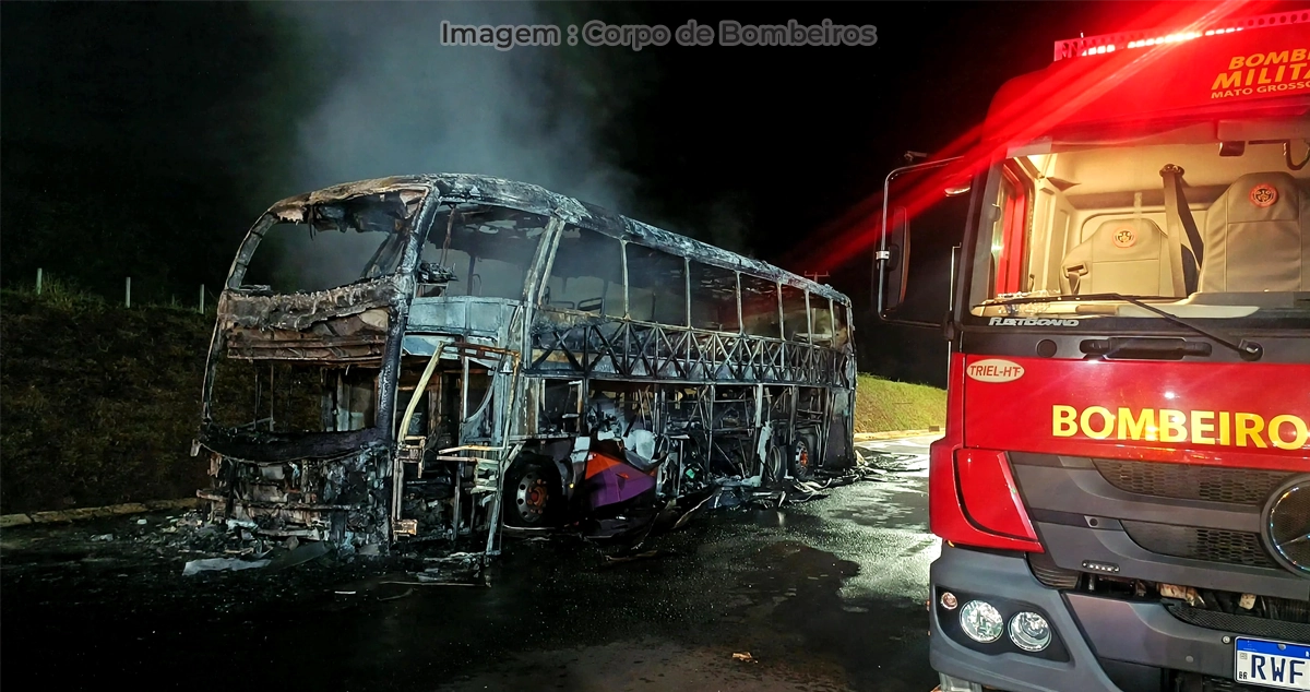 Incêndio em ônibus na BR-158, em Paranaíba, deixa veículo destruído