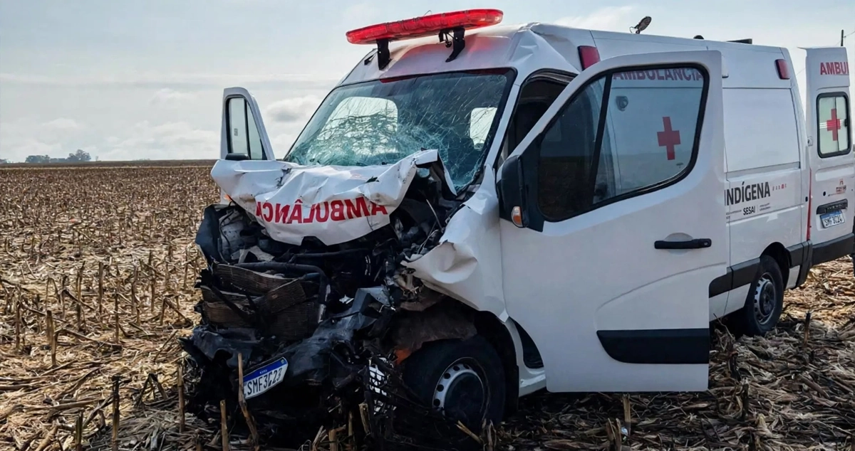 Paciente em tratamento de câncer morre após ambulância bater em carreta na BR-060