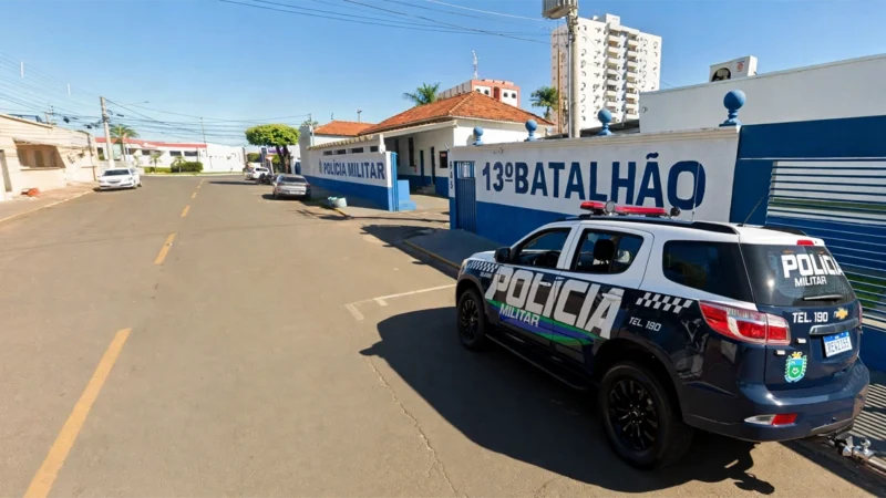 Polícia prende dois homens procurados pela Justiça e apreende espingarda em Paranaíba